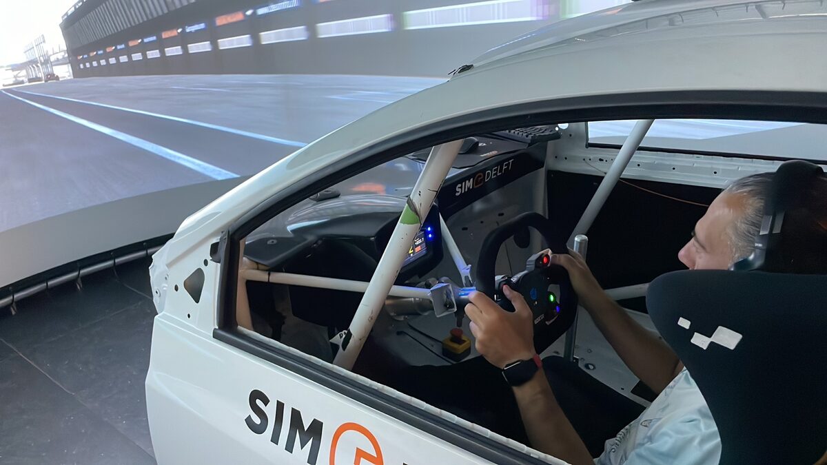 Driver's-eye view from inside a SimDelft simulator rig on a curved track projection